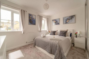 Stylish 3 Bed, 3 Bath, Garden & Drive for 2 cars